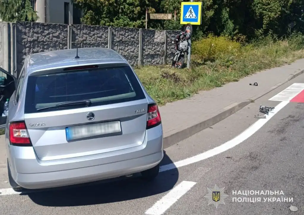 У Рудках 15-річний мотоцикліст зіткнувся з легковиком і потрапив до лікарні