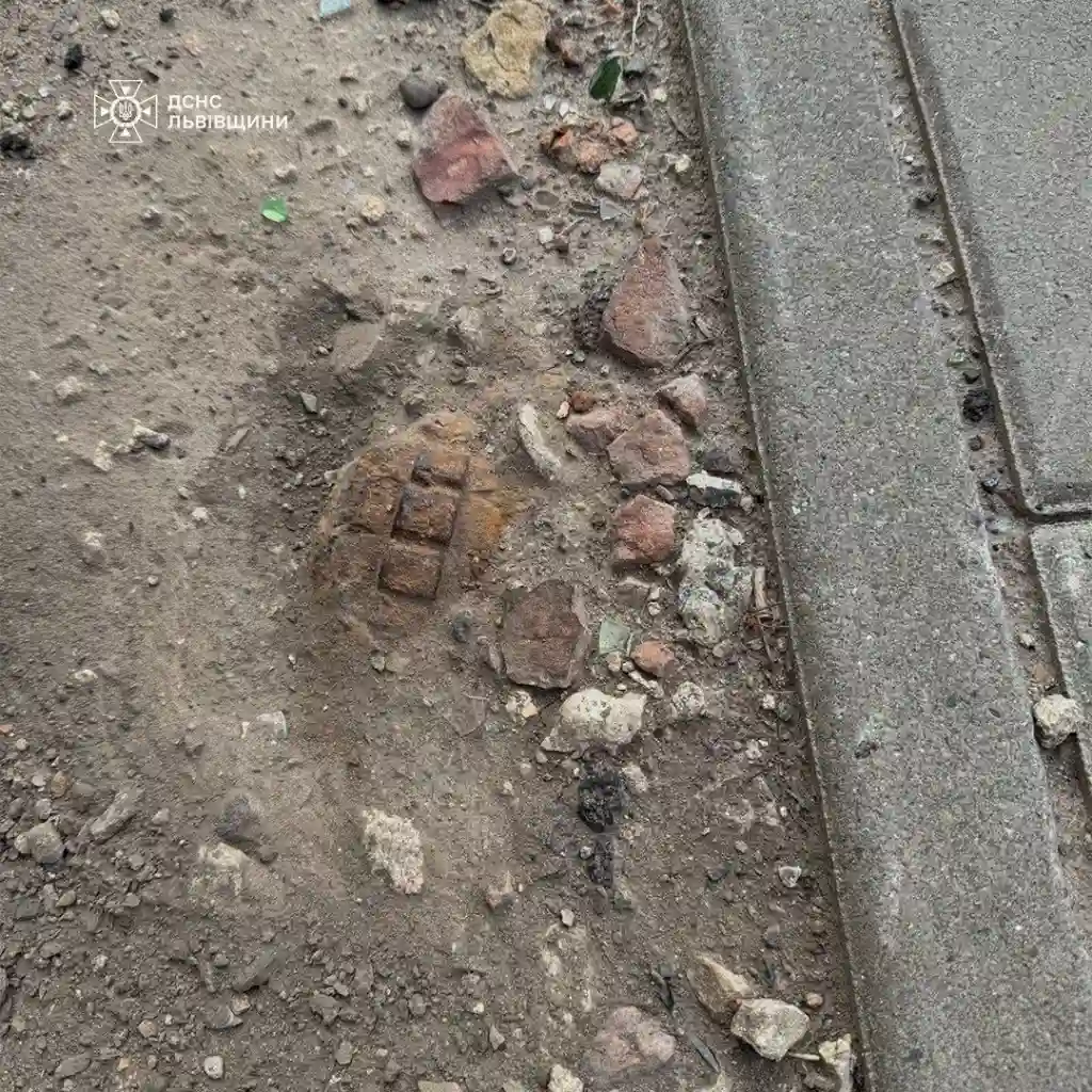 У Львові неподалік зупинки громадського транспорту виявили гранату Другої світової