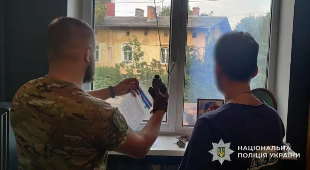 У Львові підпалили мікроавтобус: у підозрюваного знайшли гранату