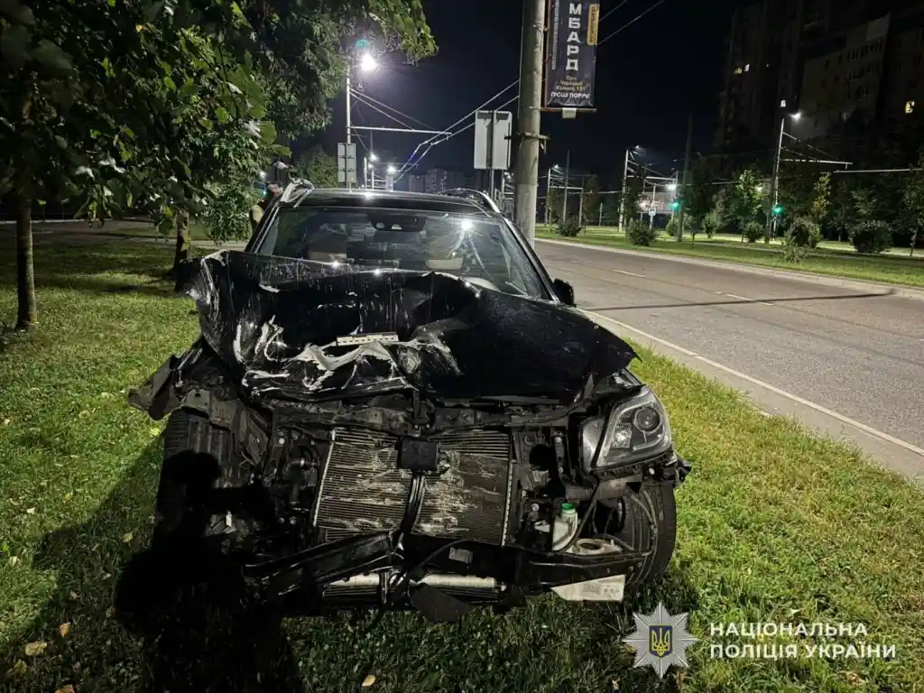 Аварія у Львові вночі: зіткнулися Mercedes і Volkswagen, постраждав пасажир