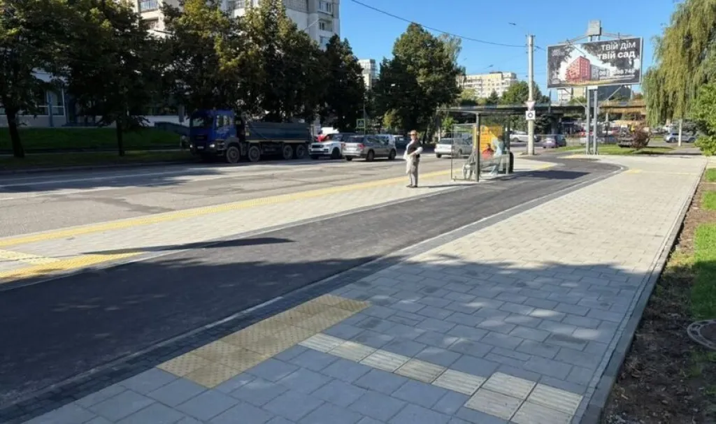 У Львові відремонтували зупинку на вул. Володимира Великого та облаштували велодоріжку