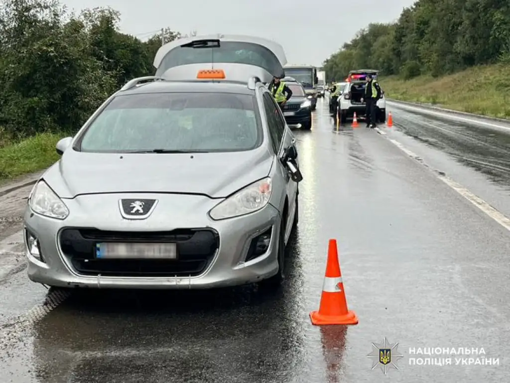 На трасі «Київ–Чоп» у Стрию Peugeot збив пішохода: чоловіка госпіталізовано