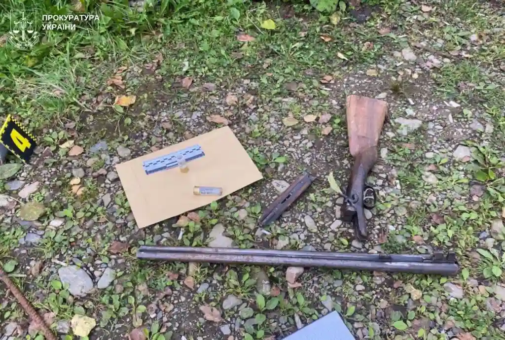 На Львівщині чоловік у стані сп’яніння вистрілив у сусіда з рушниці: потерпілий у лікарні