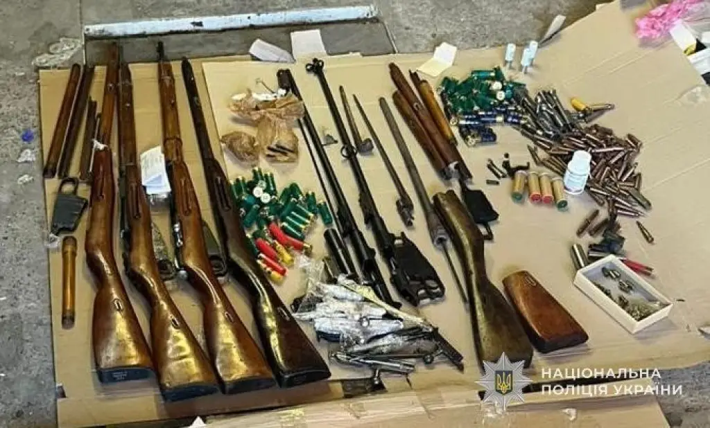 На Львівщині затримали торговця зброєю: вилучили арсенал гвинтівок і сотні патронів