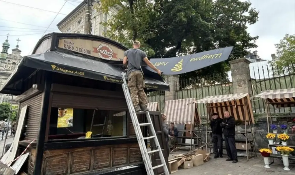 У Львові демонтовують незаконні кіоски на площі Галицькій