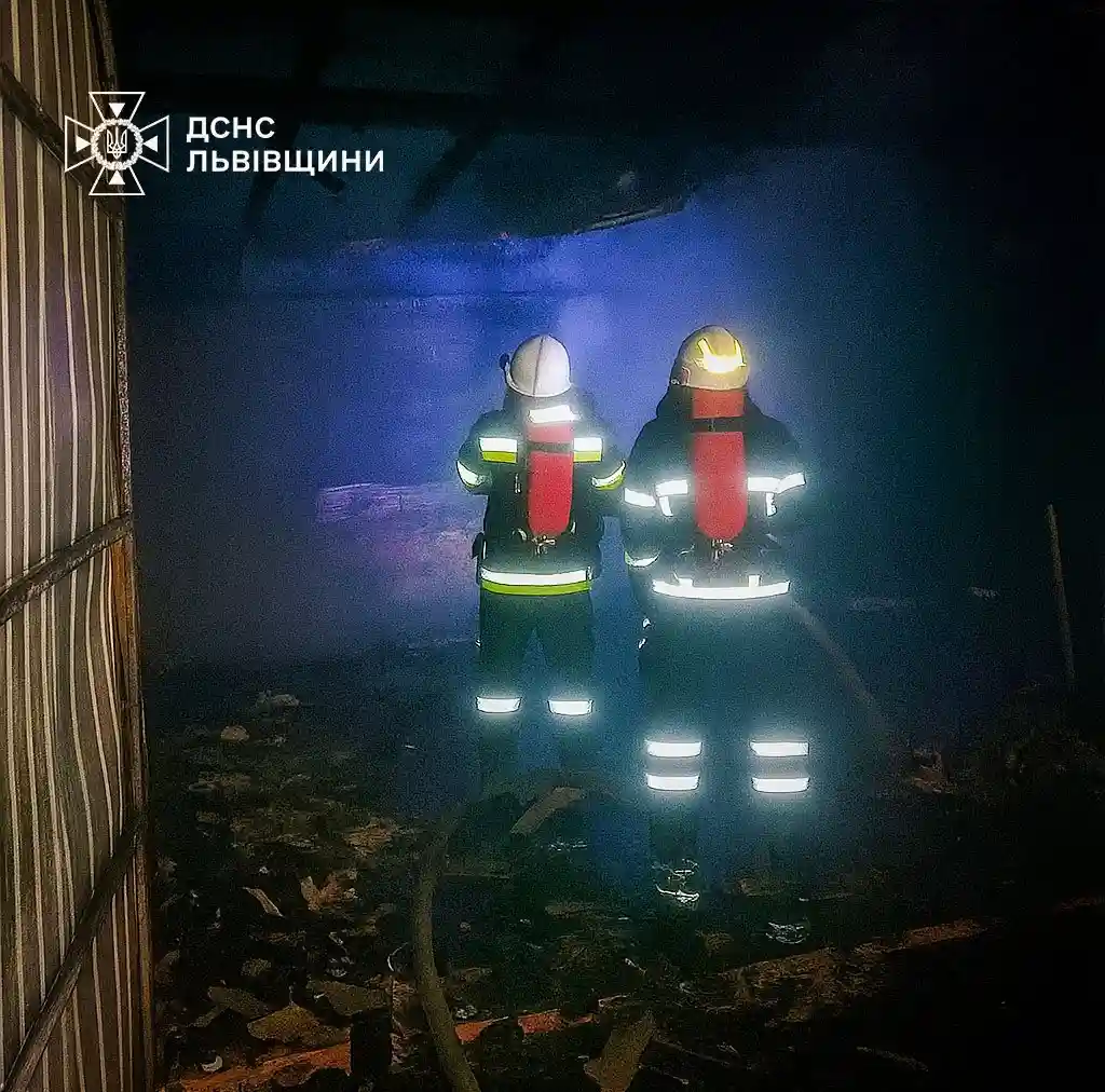 На Львівщині пожежники не допустили знищення двох гаражів та авто