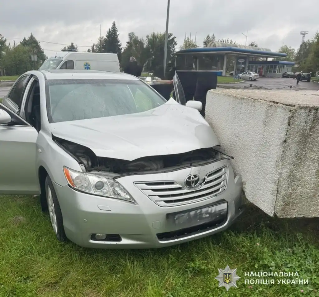 На Львівщині водій Toyota помер за кермом: авто врізалося в пам’ятник