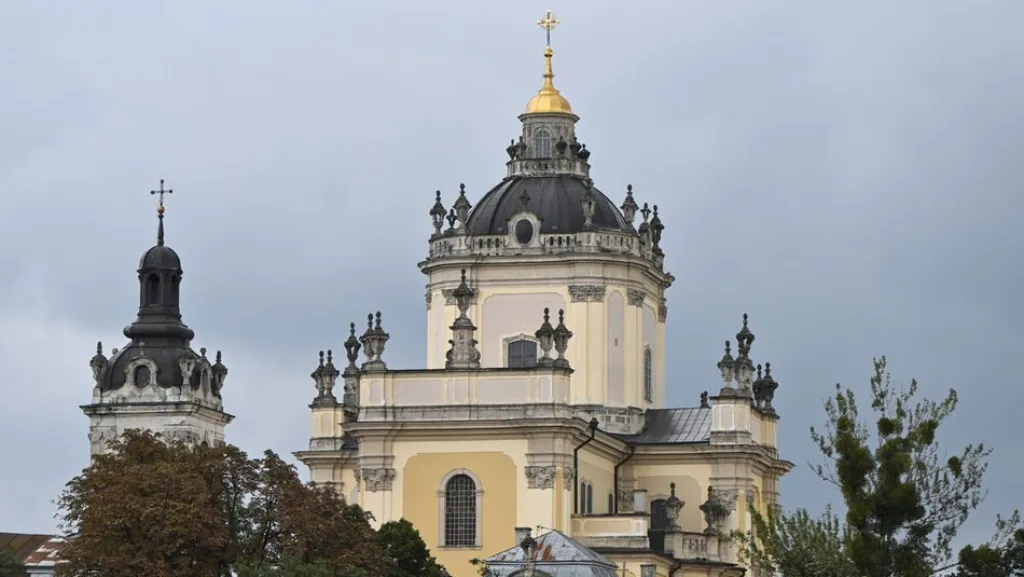 У Львові відновили та встановили 155-річний хрест на соборі Святого Юра