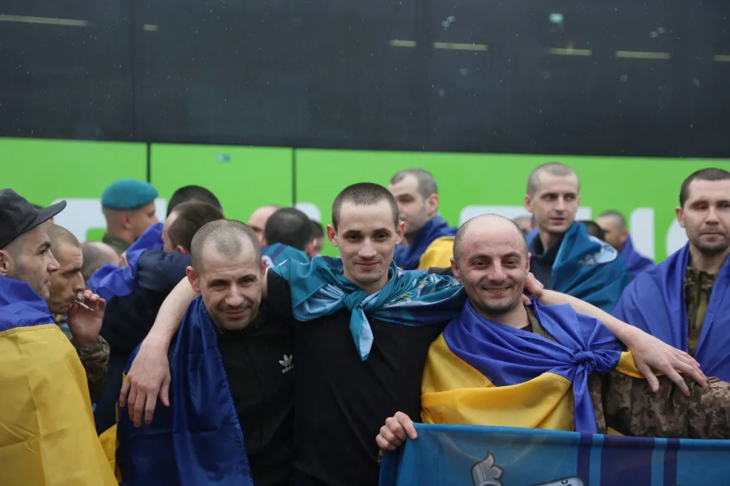 З полону повернулися 205 українців: серед звільнених оборонці Маріуполя та Чорнобильської АЕС