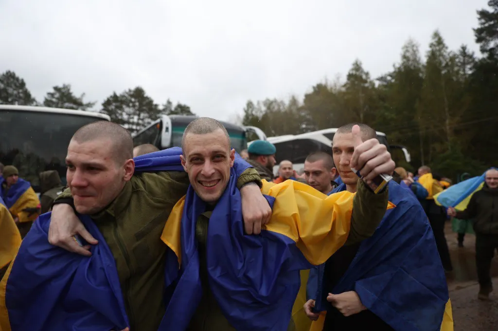 З полону повернулися 205 українців: серед звільнених оборонці Маріуполя та Чорнобильської АЕС