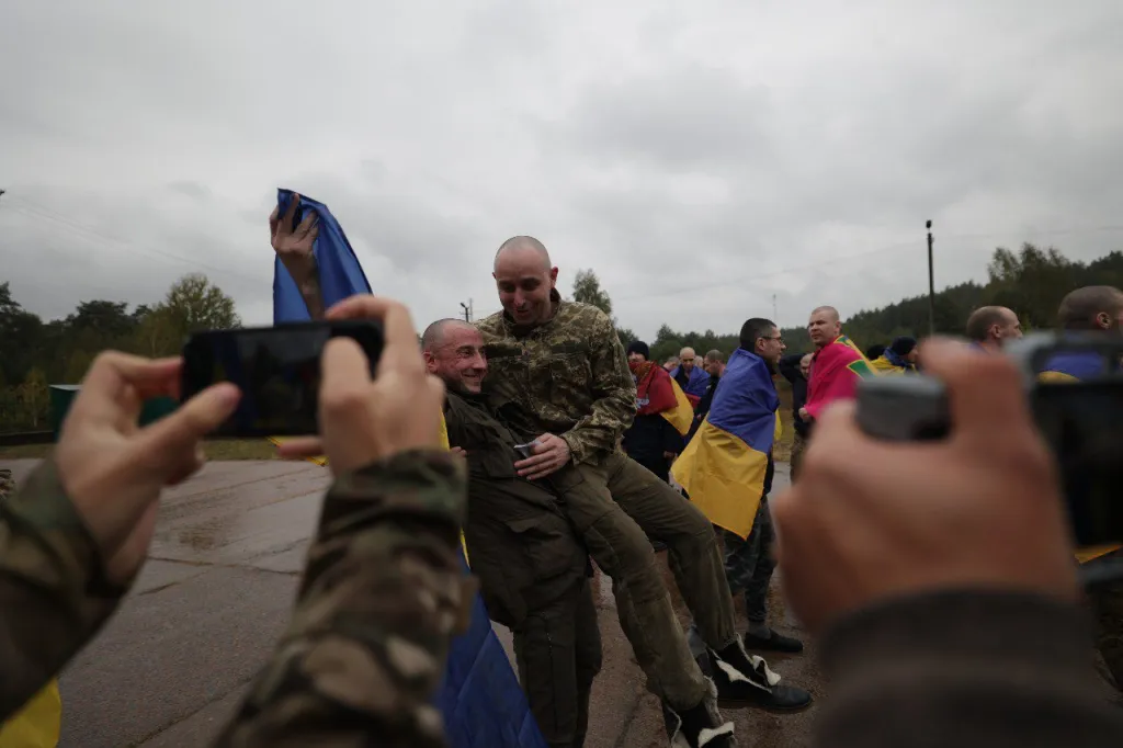 З полону повернулися 205 українців: серед звільнених оборонці Маріуполя та Чорнобильської АЕС
