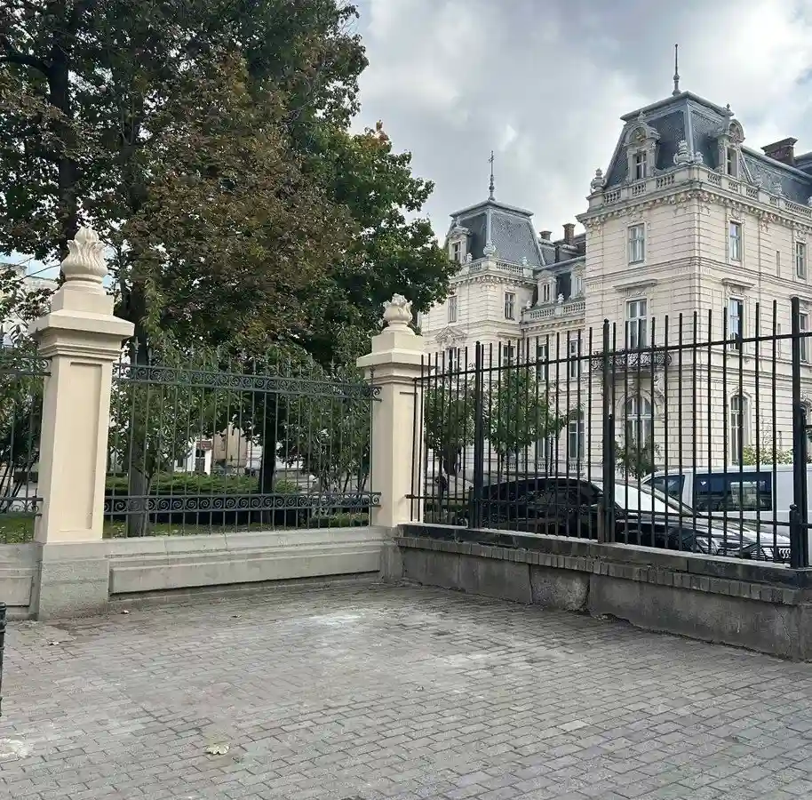 У Львові знесли три кіоски: один відкрив краєвид на Палац Потоцьких