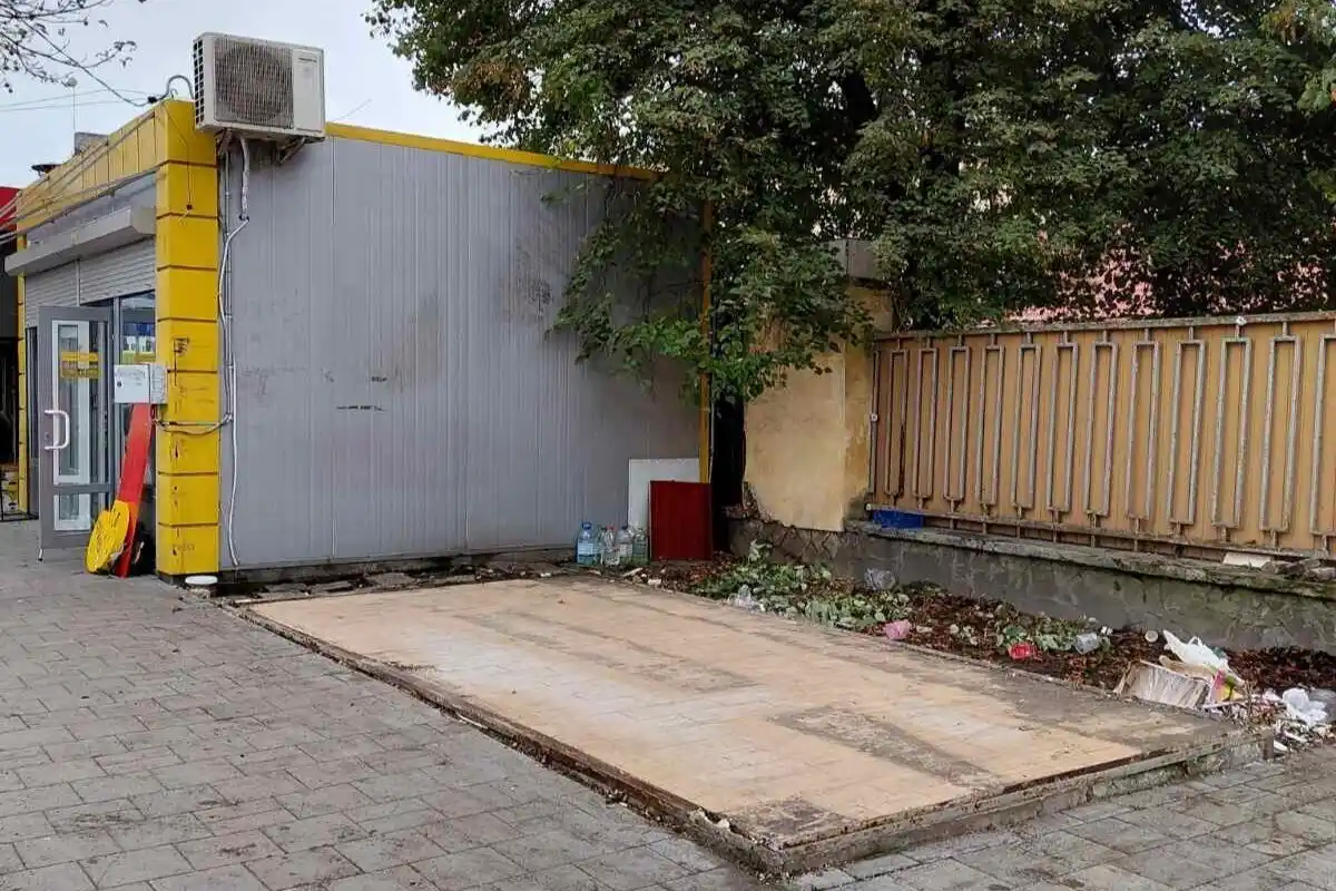 У Львові знесли три кіоски: один відкрив краєвид на Палац Потоцьких