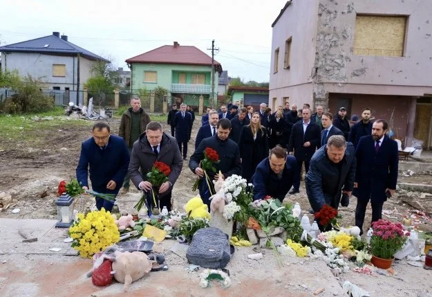 Радослав Сікорський відвідав місце нічного удару рф під Львовом