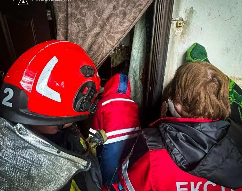 У Львові рятувальники допомогли медикам двічі за день потрапити до осель літніх жінок