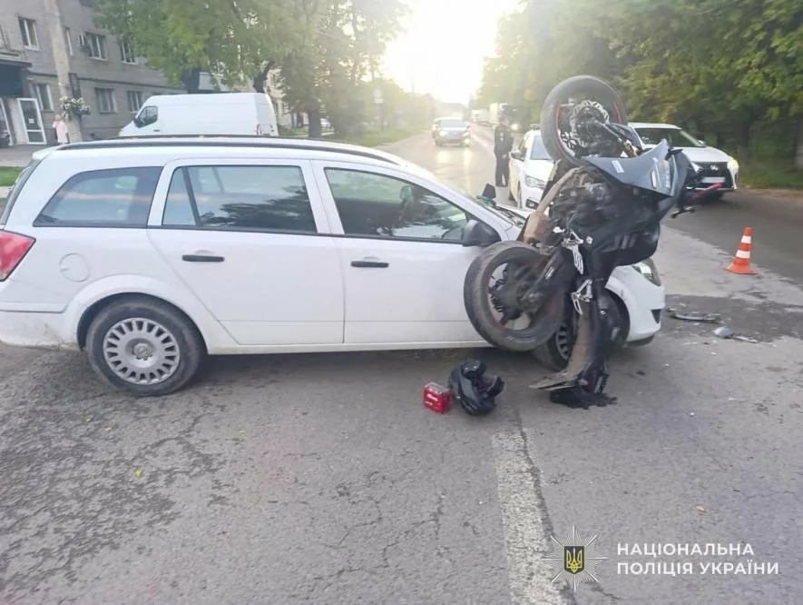 У Бродах сталася ДТП: травмувалися двоє юнаків на мотоциклі