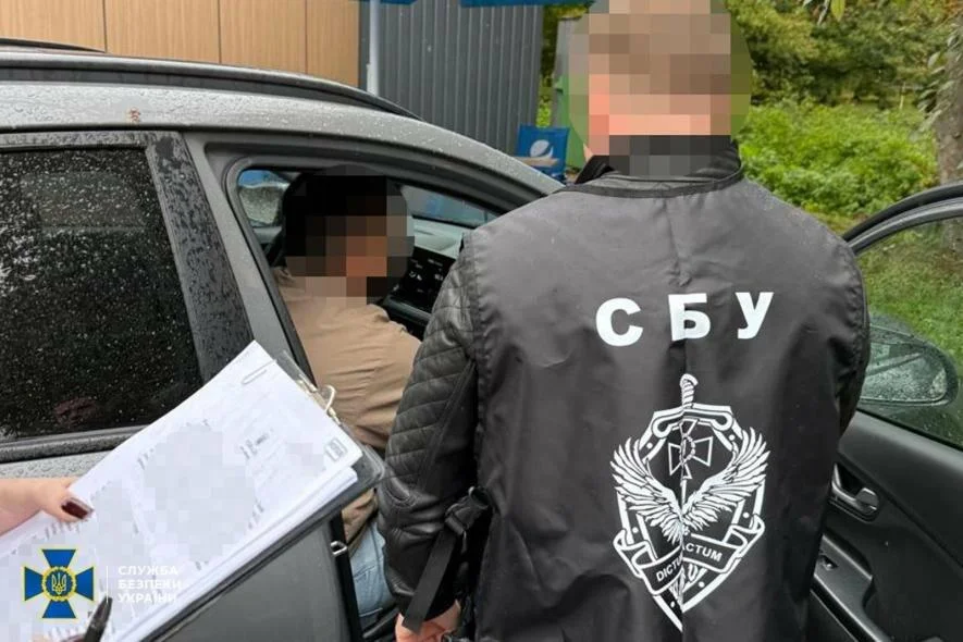 На Львівській митниці викрили інспектора, який «кришував» контрабанду елітних ювелірних брендів