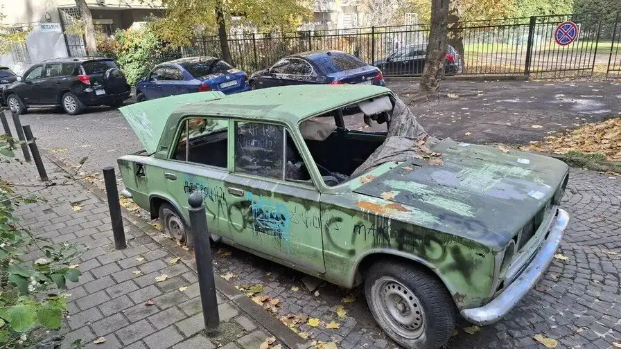 У Львові прибрали ще дві покинуті машини: старий ВАЗ і Citroën відправили на арештмайданчик