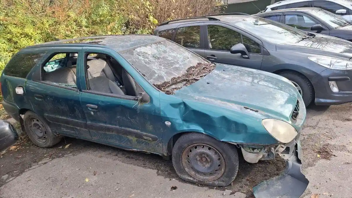 У Львові прибрали ще дві покинуті машини: старий ВАЗ і Citroën відправили на арештмайданчик