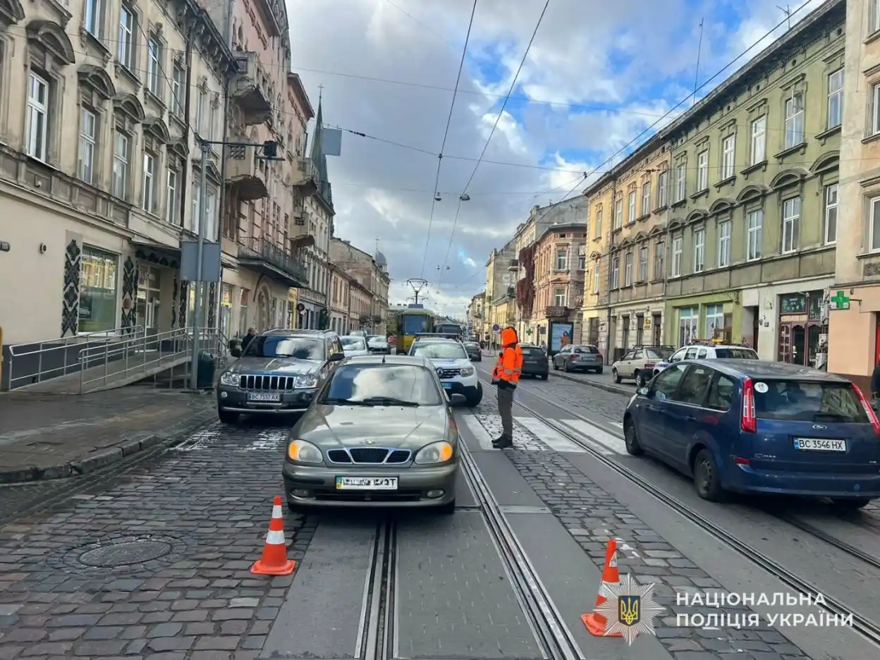 У Львові молодий водій наїхав на 90-річну жінку на пішохідному переході