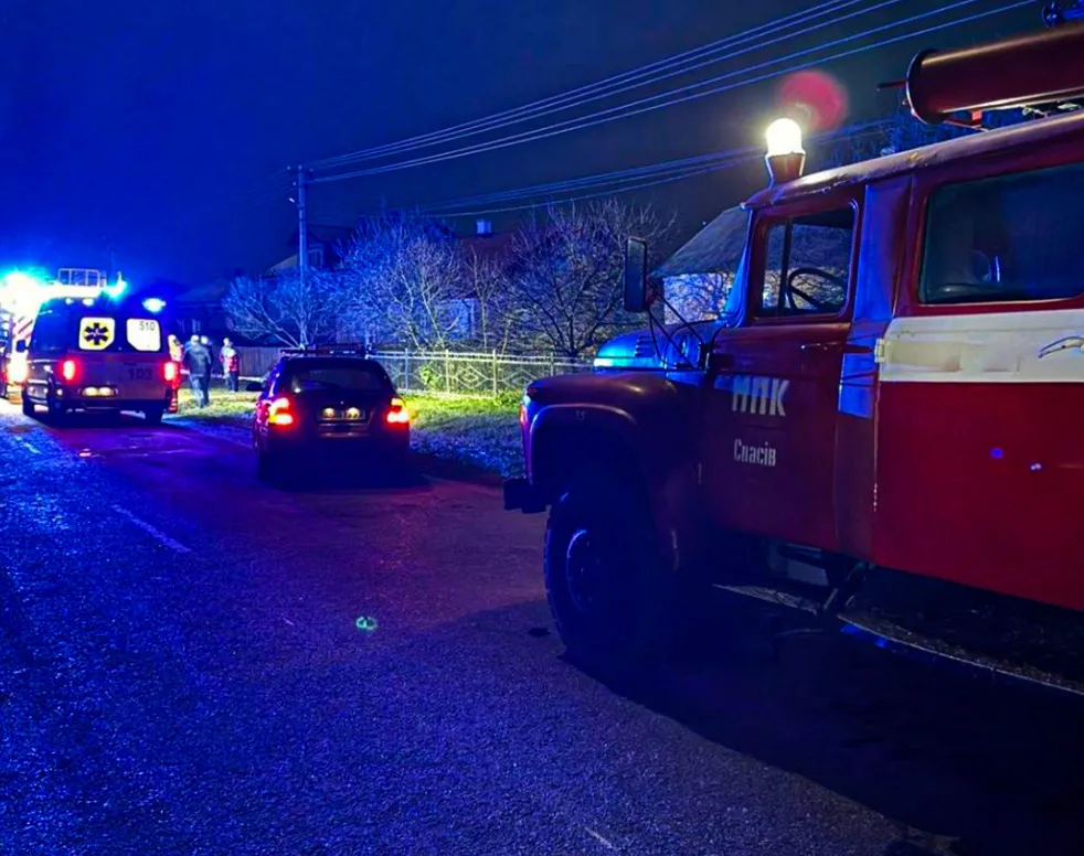 На Львівщині пожежники запобігли знищенню житлового будинку під час нічної пожежі