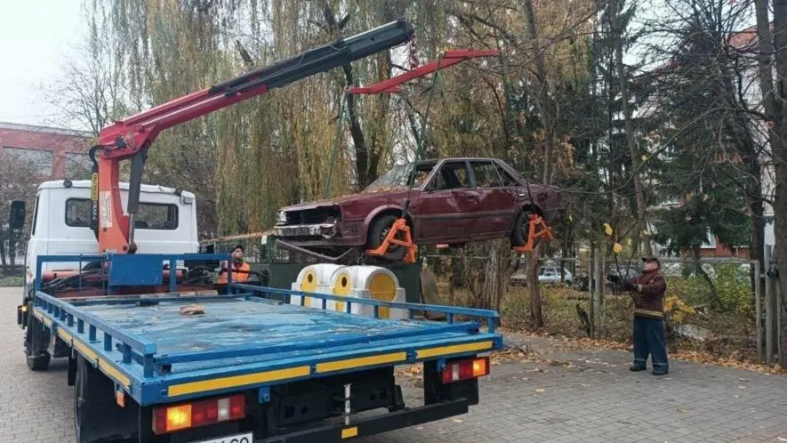 У Львові евакуювали дев’ять покинутих авто, що роками займали місця у дворах