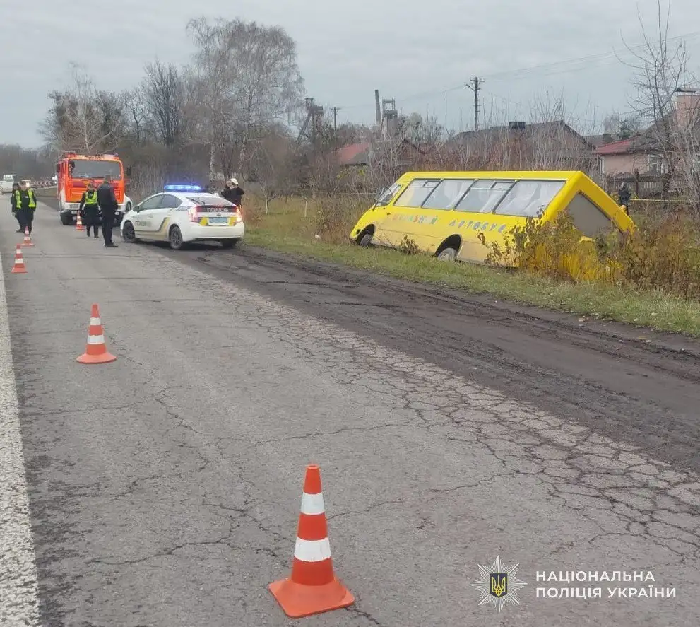 На Львівщині перекинувся шкільний автобус: водія та пасажира госпіталізували