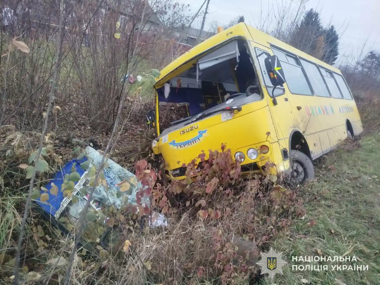 На Львівщині перекинувся шкільний автобус: водія та пасажира госпіталізували