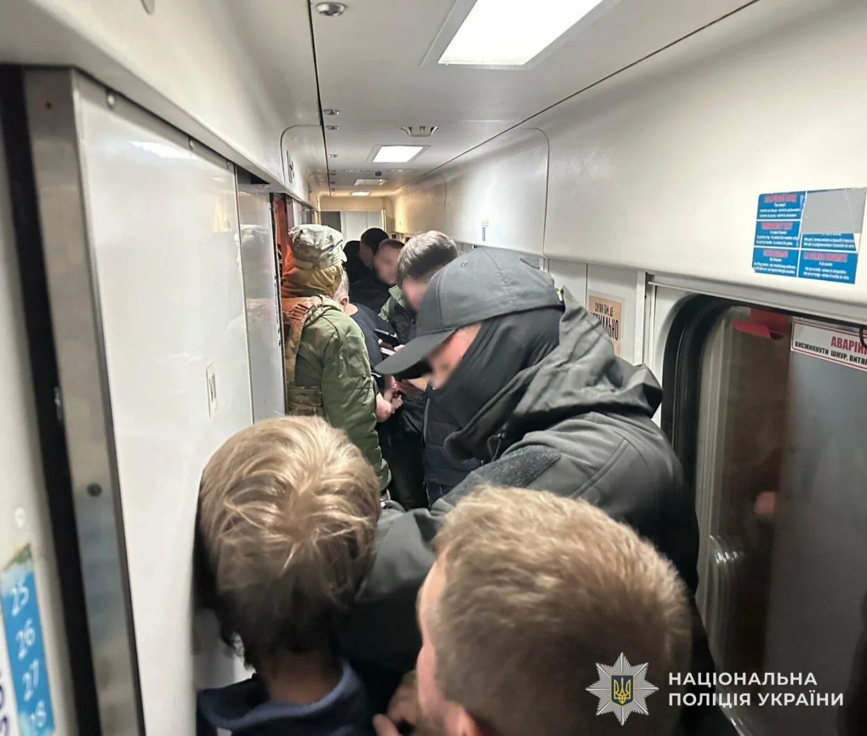 На Львівщині затримали провідників міжнародного поїзда, які за 11 тисяч доларів пропонували переправити ухилянта до Польщі