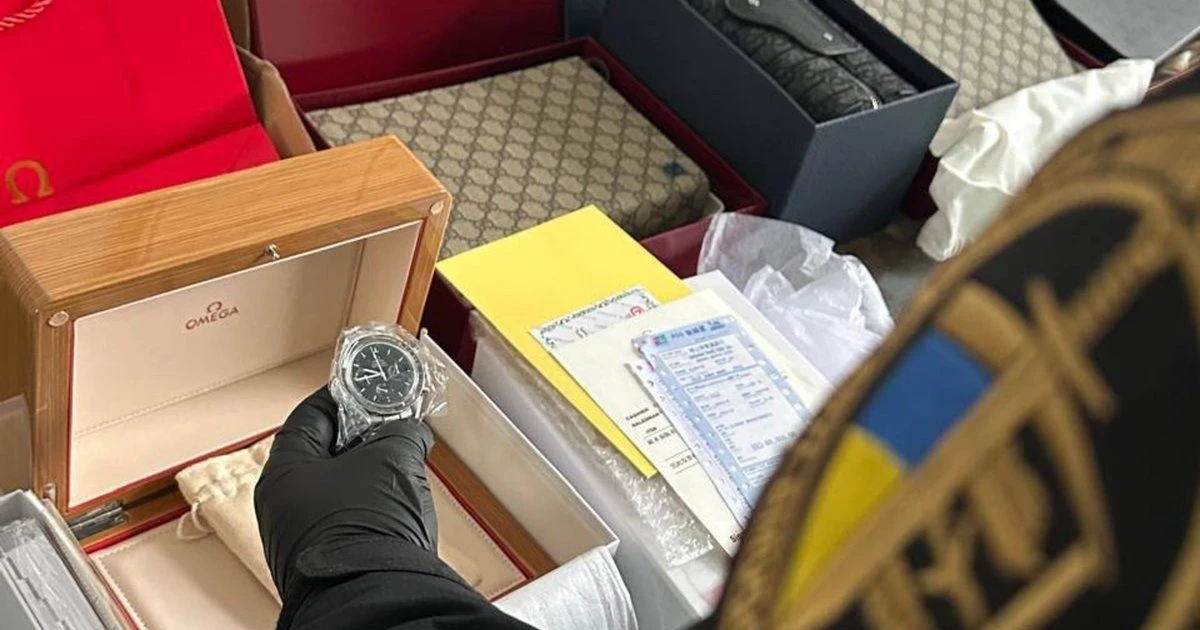 На Львівщині митники зупинили мікроавтобус із незадекларованими брендовими товарами на пів мільйона гривень