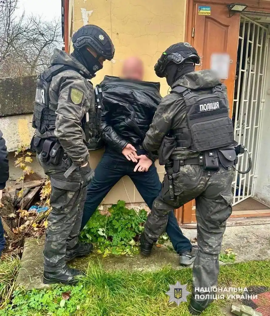 У Львові затримали чоловіка, який налагодив щоденний збут канабісу до кількох десятків клієнтів