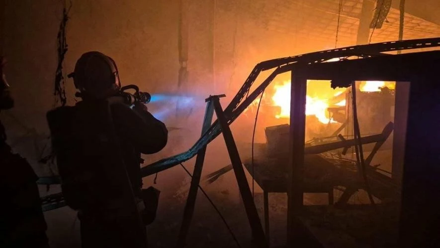 У Городку на Львівщині понад чотири години гасили пожежу в складській будівлі