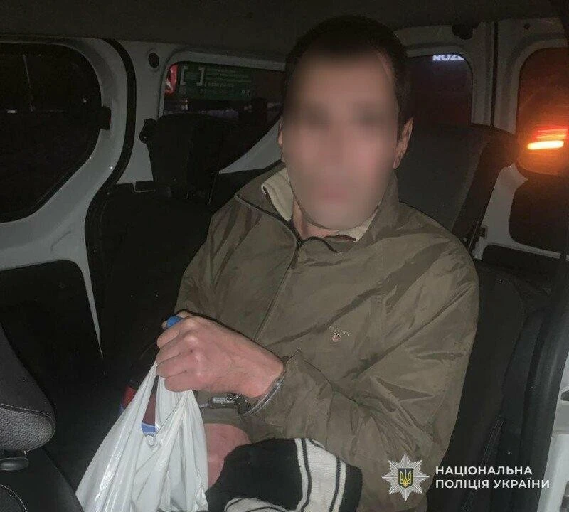 У Стебнику затримали чоловіка, який відкрито викрав скриньку для пожертв у магазині