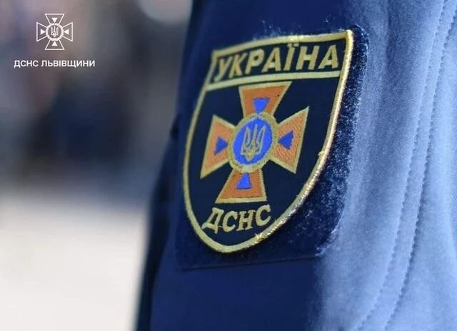 На Львівщині рятувальники витягли 90-річну жінку з балкона після криків про допомогу