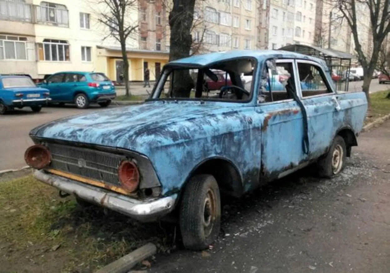 У Львові продовжують очищати вулиці: ще 8 покинутих автомобілів відвезли на штрафмайданчик