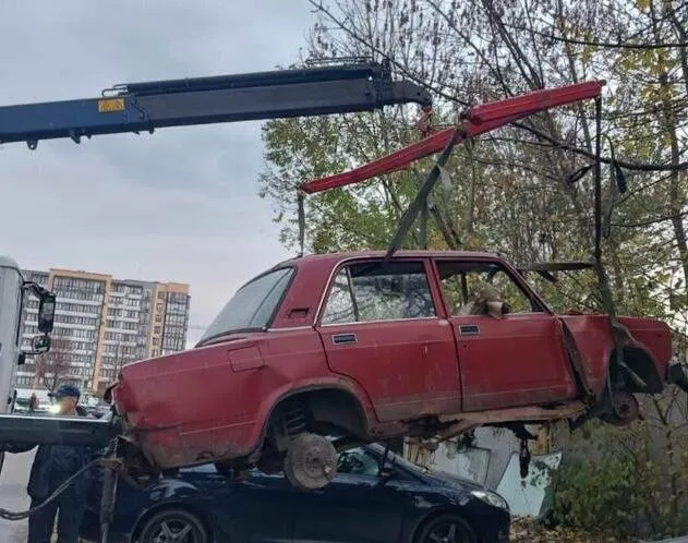 У Львові продовжують очищати вулиці: ще 8 покинутих автомобілів відвезли на штрафмайданчик
