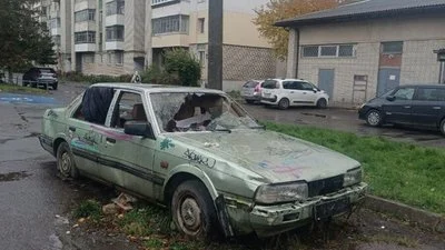 У Львові продовжують очищати вулиці: ще 8 покинутих автомобілів відвезли на штрафмайданчик