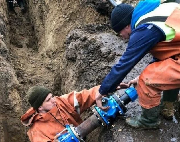 У Львові оновили аварійну ділянку водогону: замість зношеної труби проклали сучасний поліетиленовий трубопровід