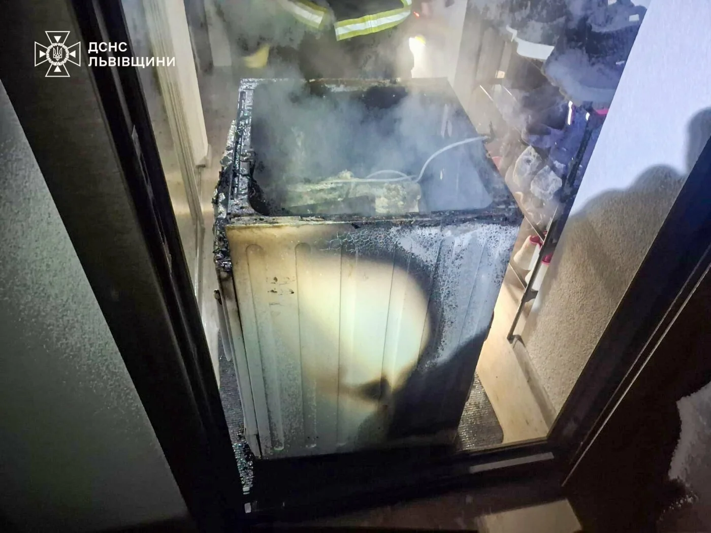 На Самбірщині нічна пожежа в багатоповерхівці ледь не охопила всю квартиру