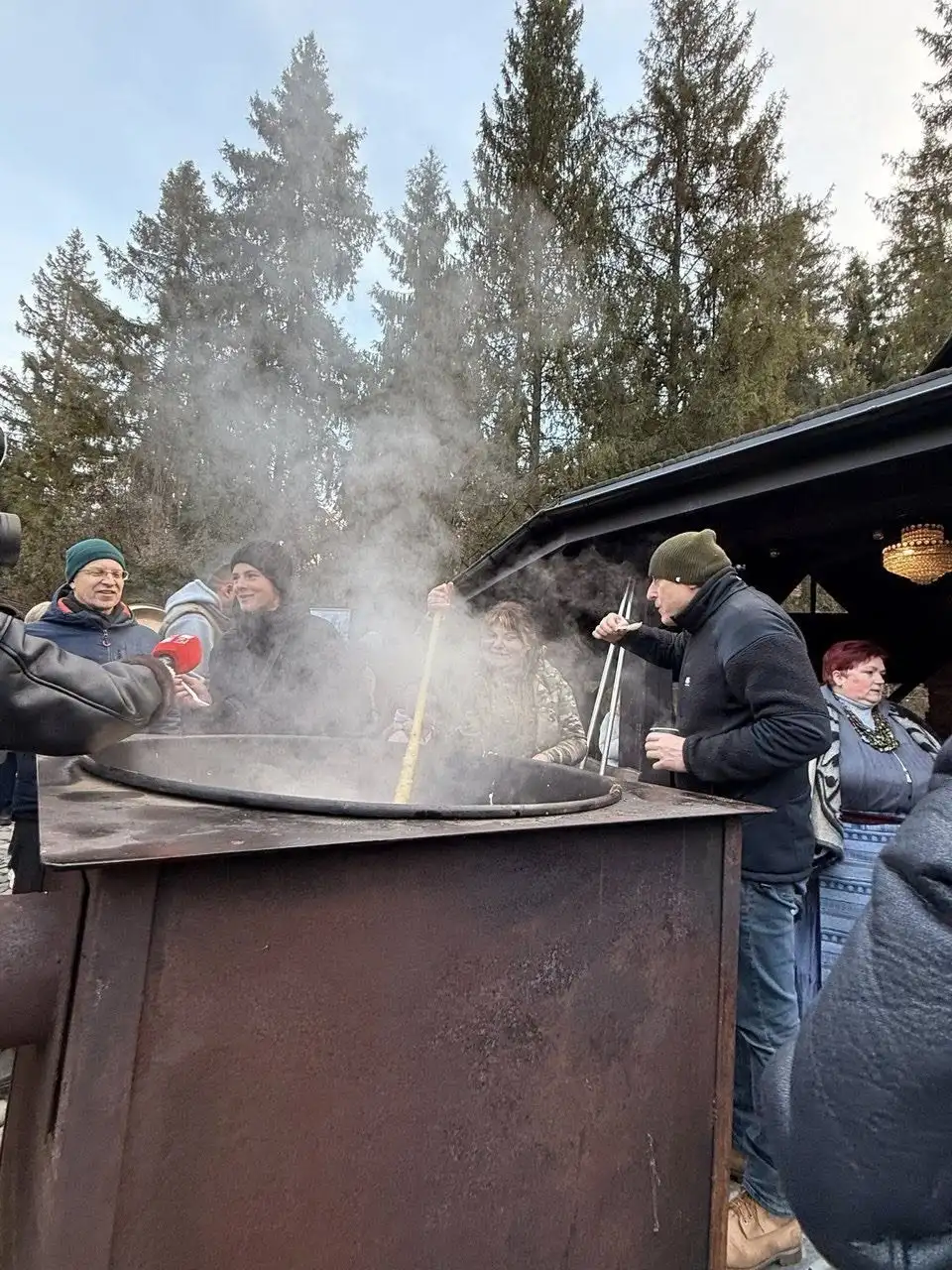 На Львівщині встановили гастрономічний рекорд: у Славській громаді приготували 450 літрів засипаної капусти