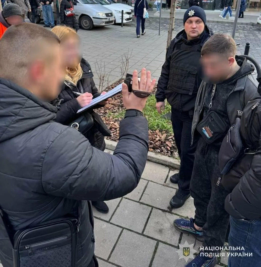 Напад серед білого дня у Львові: чоловіка, який поранив перехожого ножем, взято під варту