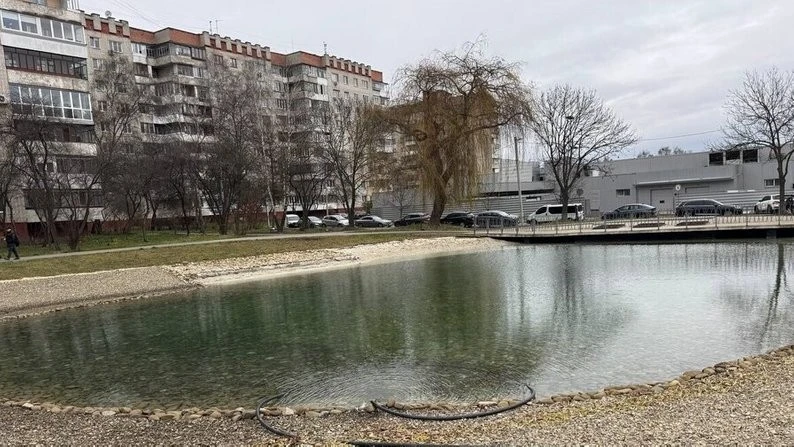 У Львові відновлюють озеро на Панча: водойма вже майже заповнена водою
