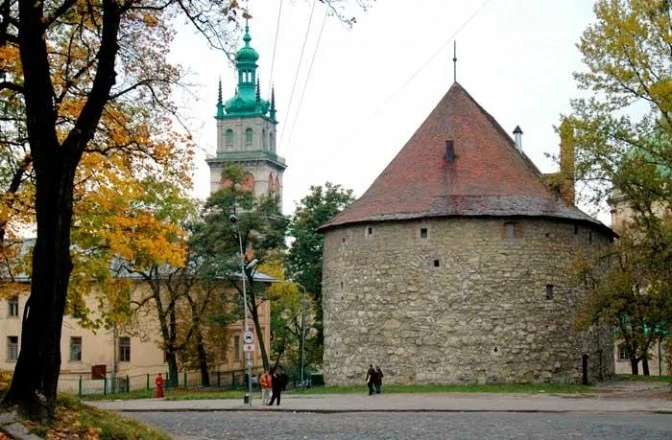 Порохова вежа у Львові опинилася в центрі скандалу: архітектори говорять про змову, облрада – про судові спори