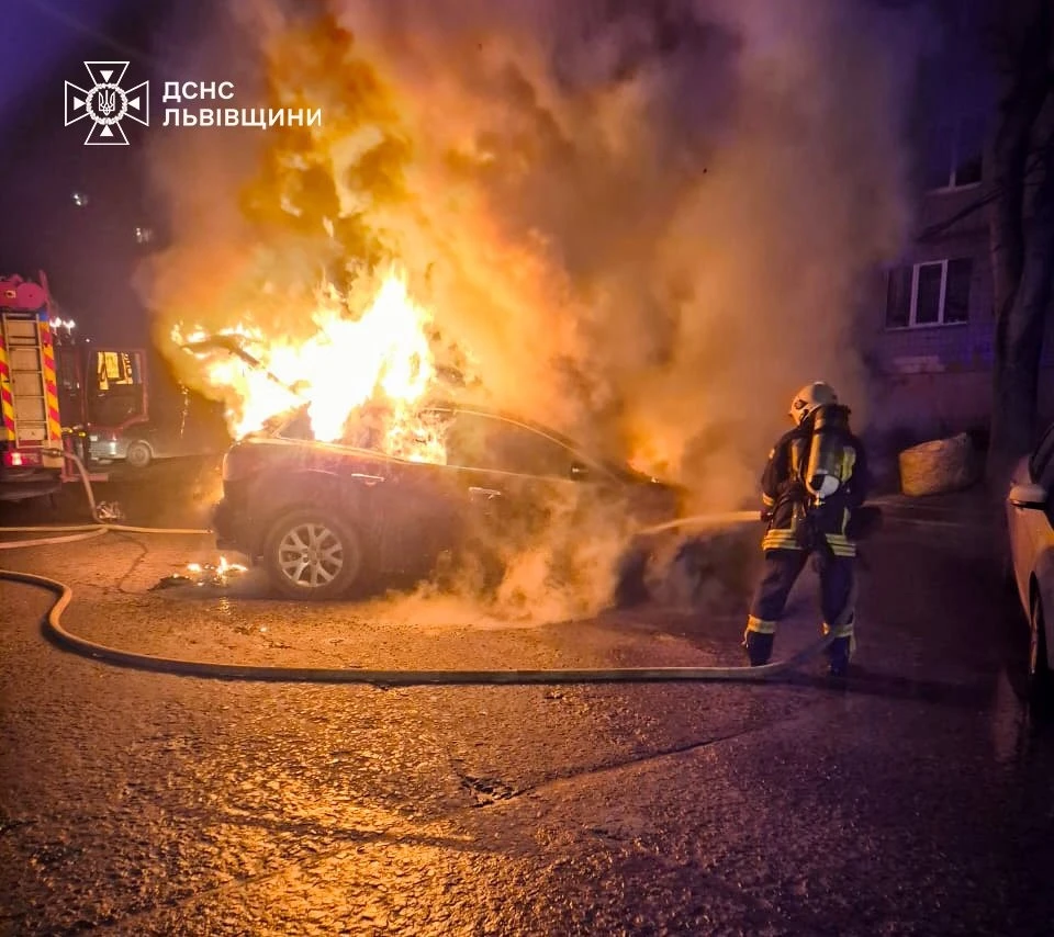 У Львові серед вулиці спалахнула Mazda: рятувальники встигли відстояти сусідній Ford