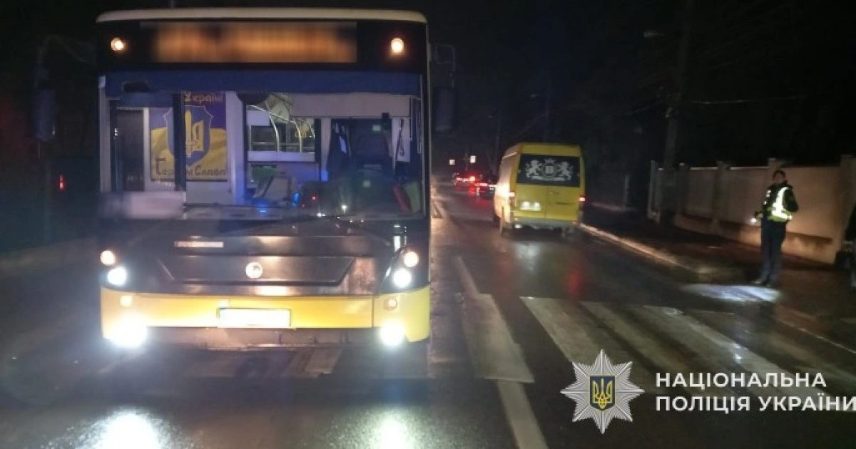 У Львові автобус на переході збив літню жінку: постраждала в лікарні