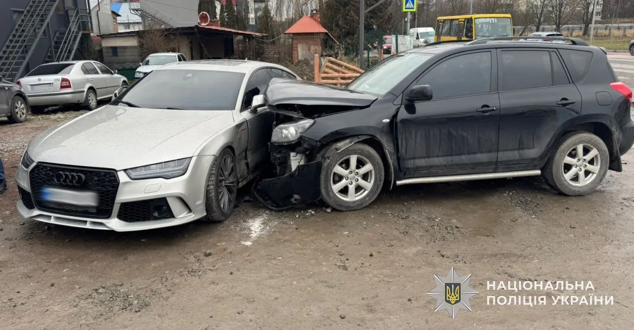 Потрійне зіткнення на жвавому перехресті Львова: двоє людей у лікарні
