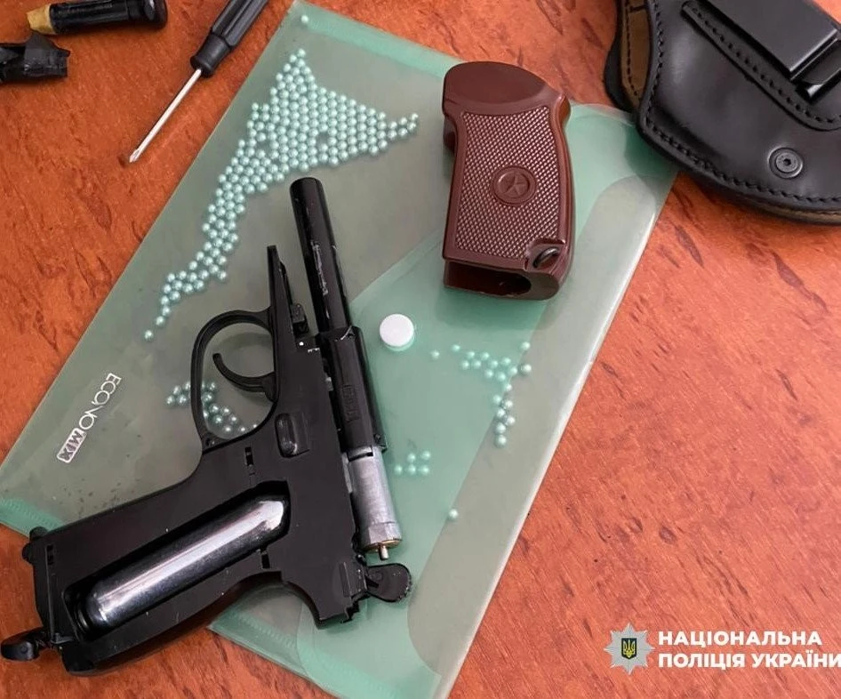 Небезпечна знахідка у школі Трускавця: десятикласник приніс пістолет із дому