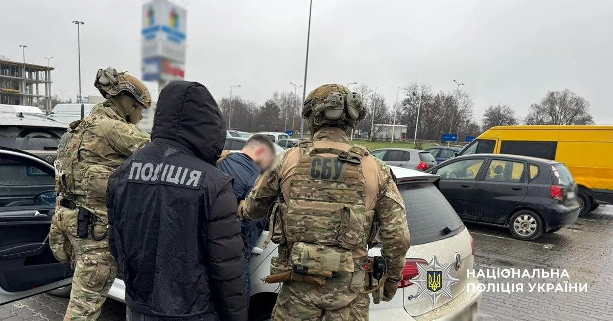 Книги замість сейфів і посилки з обманом: на Львівщині викрили схему торгівлі автоматами