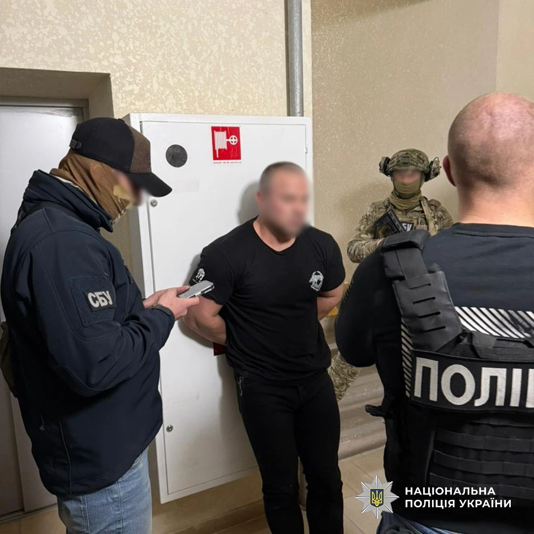 Книги замість сейфів і посилки з обманом: на Львівщині викрили схему торгівлі автоматами