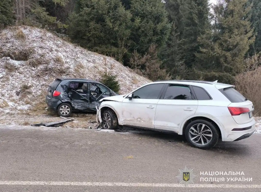 Аварія на трасі Львів – Самбір – Ужгород: 15-річного пасажира доправили до реанімації